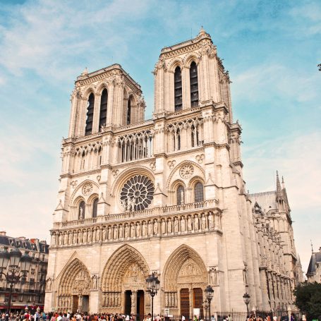 Cathédrale Notre-Dame avec ses tours et rose, sur fond de ciel bleu.