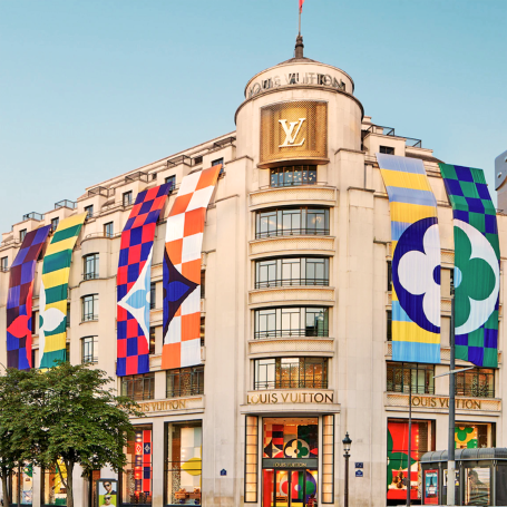 Façade colorée d'un magasin Louis Vuitton avec motifs géométriques.