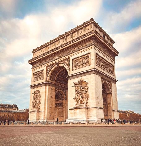 Arc de Triomphe avec ciel nuageux en arrière-plan.
