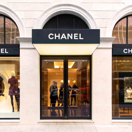 Boutique Chanel avec des vitrines, mettant en avant des tenues élégantes.