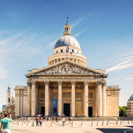 Le Panthéon à Paris, avec sa grande coupole et ses colonnes majestueuses.
