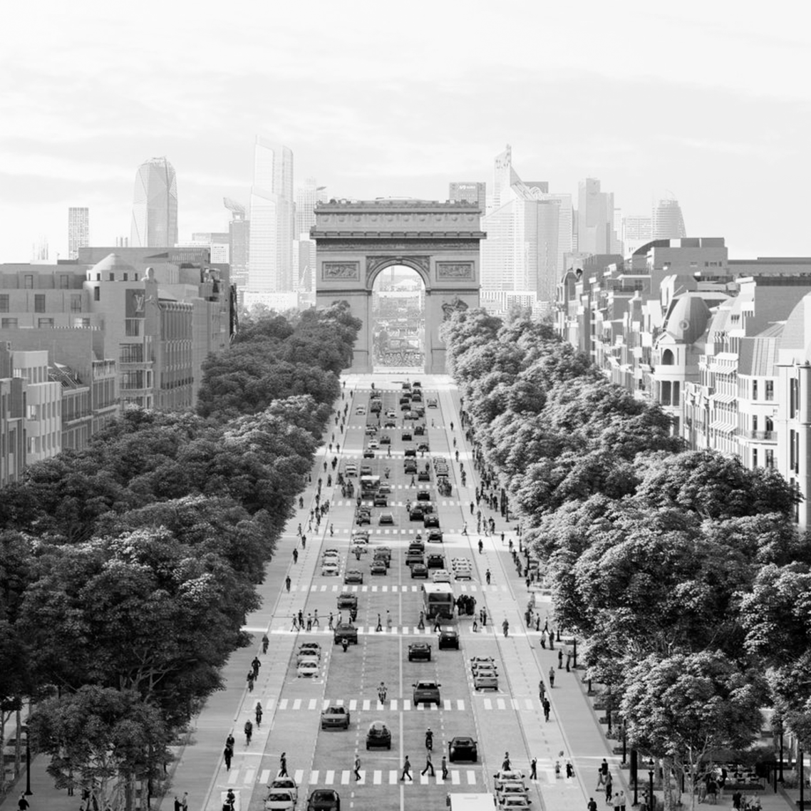 Vue en noir et blanc de l'Arc de Triomphe avec une avenue animée et des arbres.