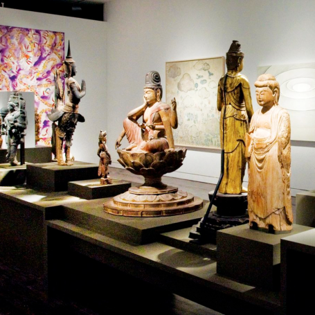 Sculptures historiques en bois et métal, exposées dans une galerie d'art.