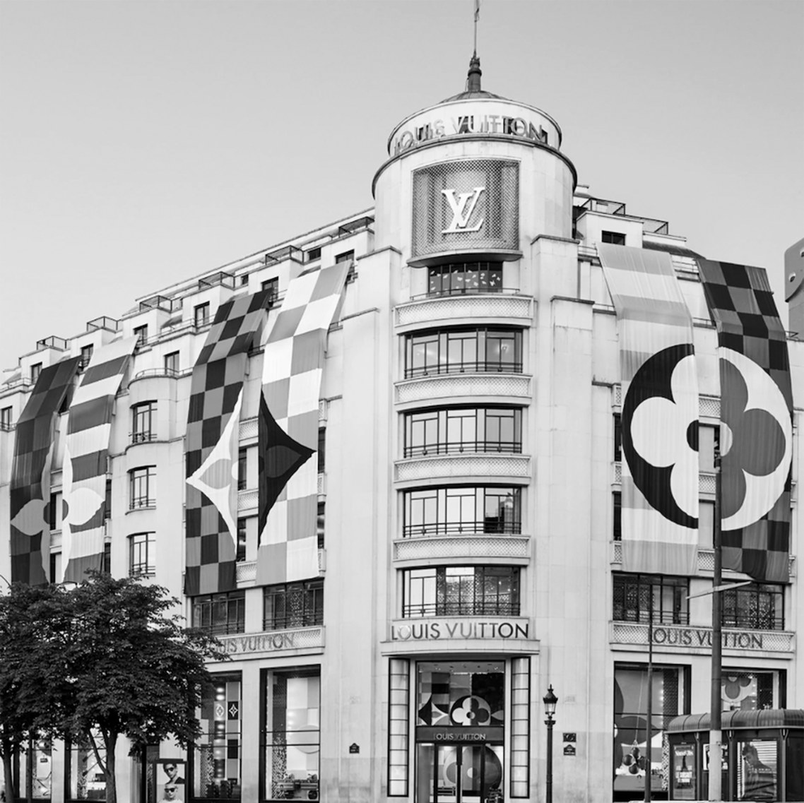 Façade d'un bâtiment de luxe avec motifs graphiques, emblème de la marque.