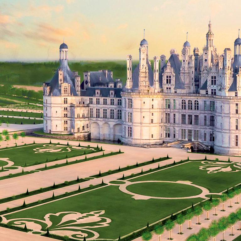 Château de Chambord avec jardins à la française, en lumière douce du matin.